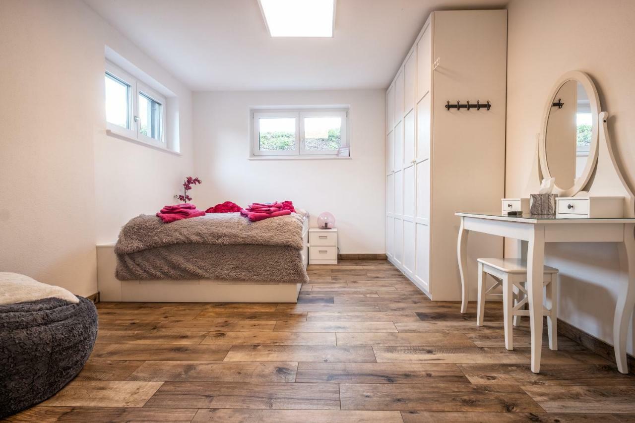Moderne Souterrain-Wohnung Anif Eksteriør bilde